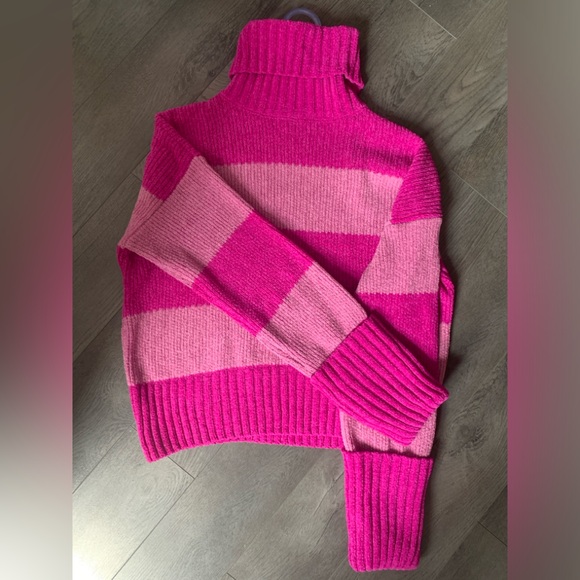 Pink crop chenille sweater size M - Picture 2 of 3
